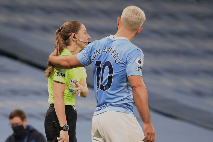 Sergio Agüero með höndina á öxl Sian Massey-Ellis.