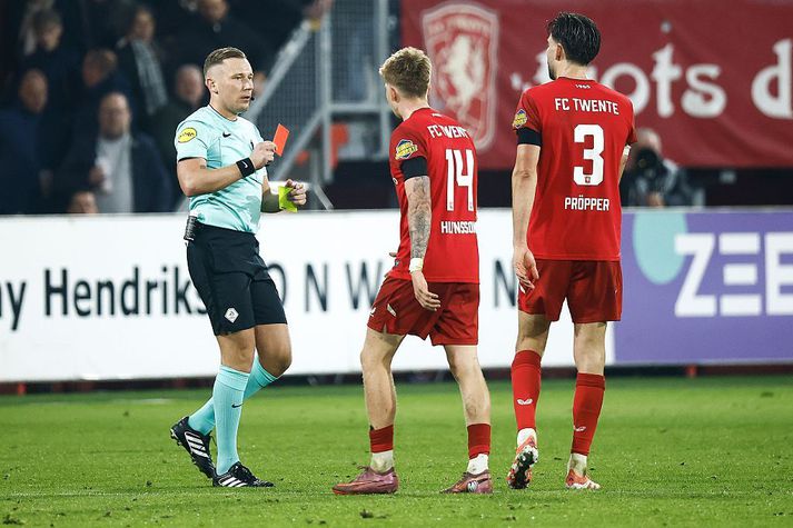 Dómari leiksins breytti gula spjaldinu á Kristian í rautt eftir að hafa skoðað brot hans betur á myndbandi.
