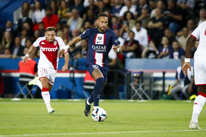 Neymar rekur boltann í leiknum í kvöld.