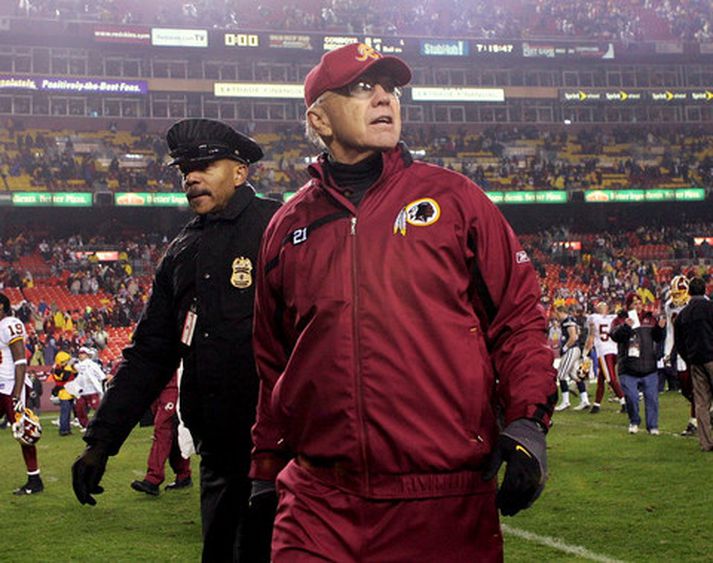 Joe Gibbs gengur af velli eftir að hafa stýrt sínum mönnum til sigurs gegn Dallas í lok síðasta mánaðar.