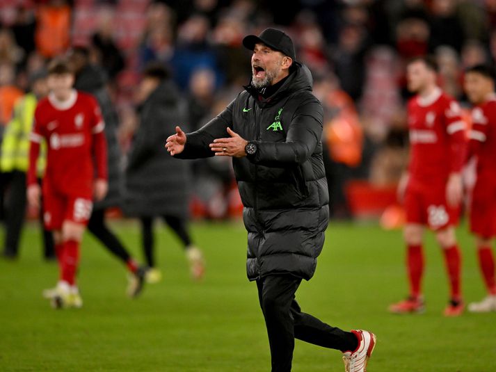 Klopp fagnaði vel með stuðningsmönnum Liverpool í leikslok.