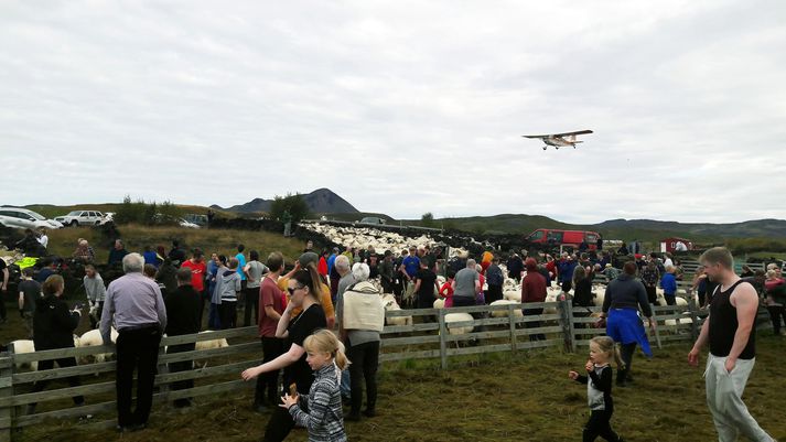 Flugmaðurinn á TF-KOZ segist hafa verið í 100 til 150 metra hæð í aðflugi að Reykjahlíðarflugvelli. Völlurinn er hins vegar suðvestan við Hlíðarfjall sem sést í bakgrunninum og þangað stefndi flugvélin ekki. Fréttablaðið/Benedikt Bóas