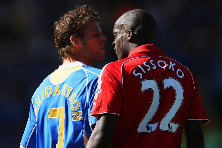 Mohamed Sissoko ræðir málin við Hermann Hreiðarsson í einum leikja sinna með Liverpool.