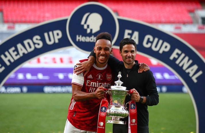 Pierre-Emerick Aubameyang og Mikel Arteta eftir sigur Arsenal á Chelsea í bikarúrslitaleiknum 2020.