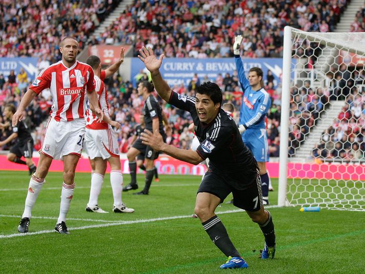 Luis Suarez heimtar hér hendi á Matthew Upson í leiknum í dag.