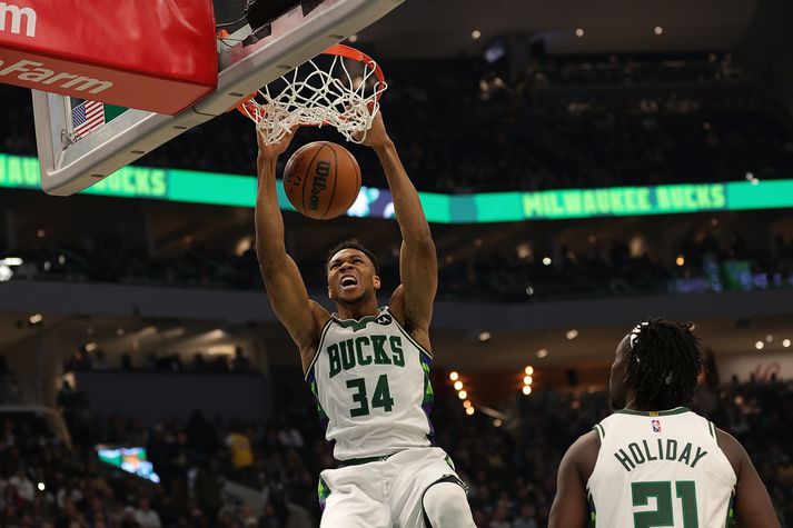 Giannis Antetokounmpo héldu engin bönd gegn Los Angeles Lakers.