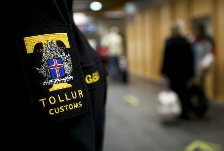 Maðurinn tók aftur til starfa hjá tollstjóra haustið 2013.