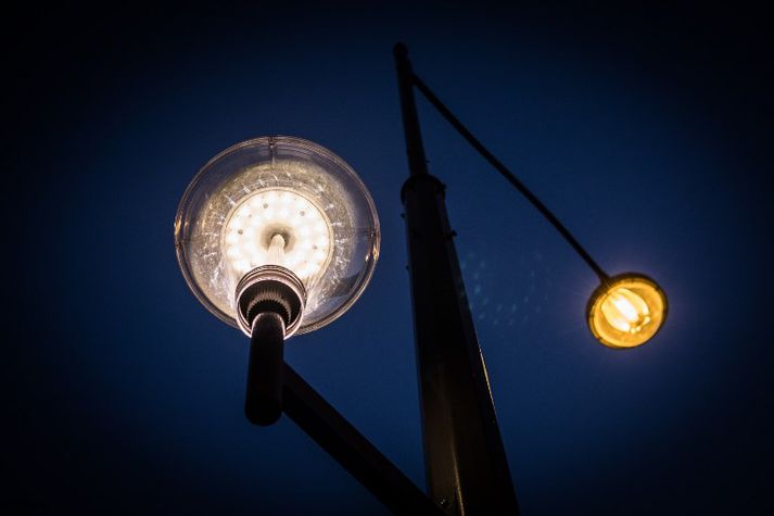 Ljósið frá LED-perum er mun bláleitara en frá hefðbundnum kvikasilfurs- og natríumperum.