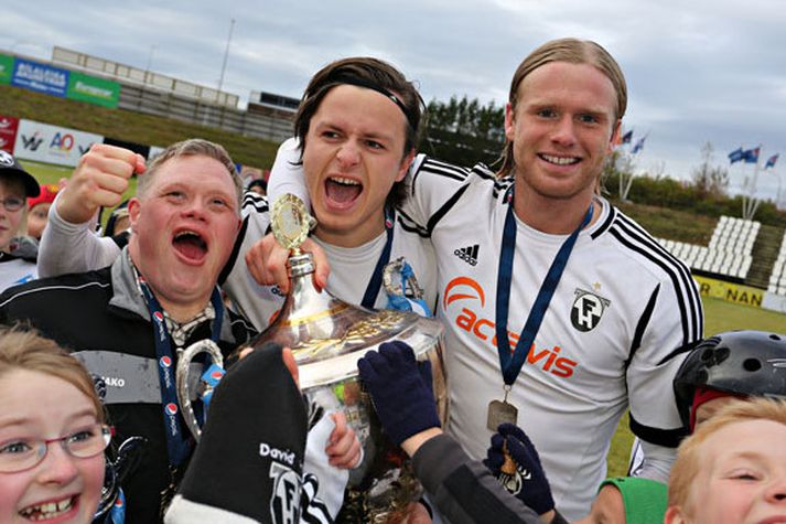 FH-ingarnir Albert Brynjar Ingason og Guðmann Þórisson fagna hér Íslandsmeistaratitlinum síðasta haust.