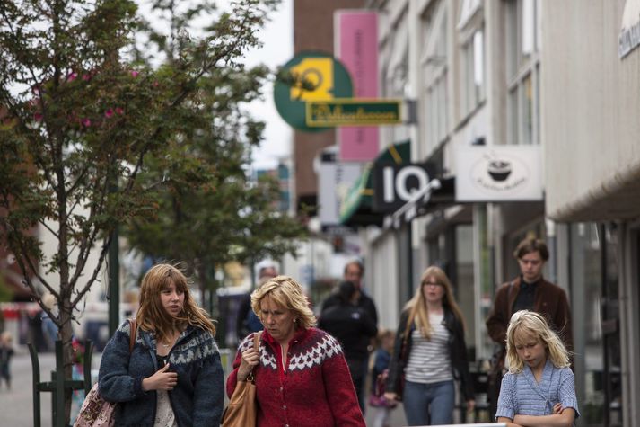 Útlit er fyrir að fasteignafélögin þurfi að hækka leiguna hjá sér til þess að mæta hærri fasteignagjöldum. Sérfræðingur hjá greiningardeild Arion banka segir svigrúm fyrirtækja til þess að takast á við hærri leigukostnað lítið eftir miklar kostnaðarhækkanir á undanförnum árum. Hætta sé á því að hækkununum verði að lokum velt út í verðlagið og þær ýti þannig undir verðbólgu. 