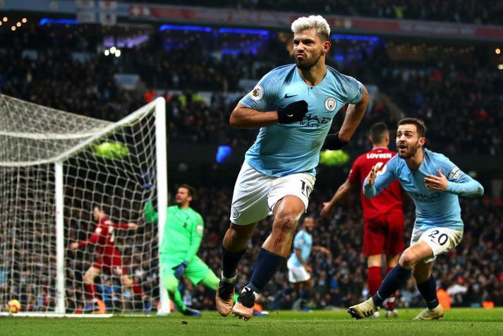 Sergio Agüero fagnar hér marki fyrir Manchester City á móti Liverpool.