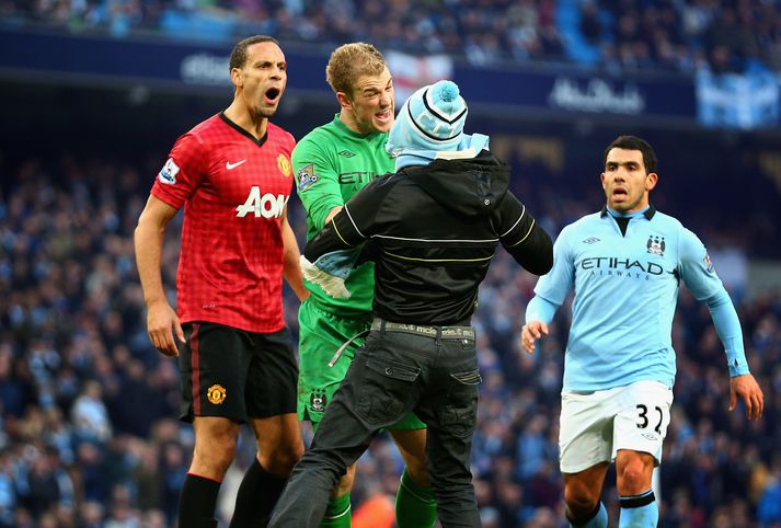 Joe Hart stöðvar hér Matthew Stott áður en hann komst að Rio Ferdinand. Carlos Tevez er við öllu viðbúinn.
