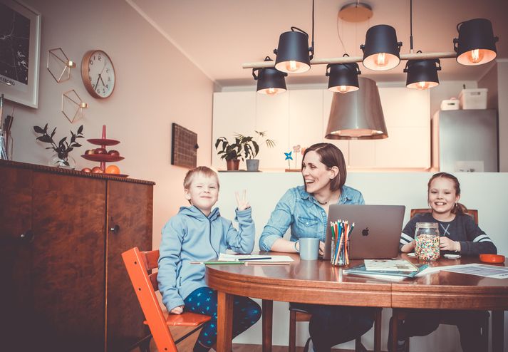 Elín María Halldórsdóttir með börnunum sínum tveimur, 5 og 9 ára. Elín rekur fyrirtækið Komma Strik en vinnur í fjarvinnu að heiman þessa dagana. Hún bjó til skemmtilega afþreyingu til að hafa ofan af fyrir börnunum, virkni-bingó sem hefur slegið í gegn.