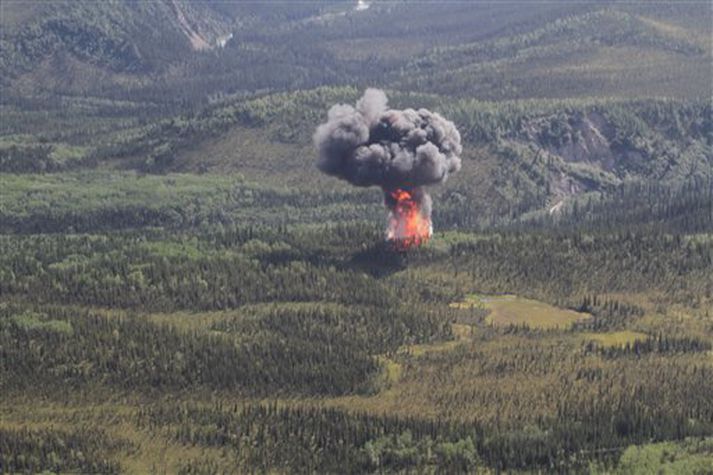 Mikil sprenging varð þegar vélin skall til jarðar.