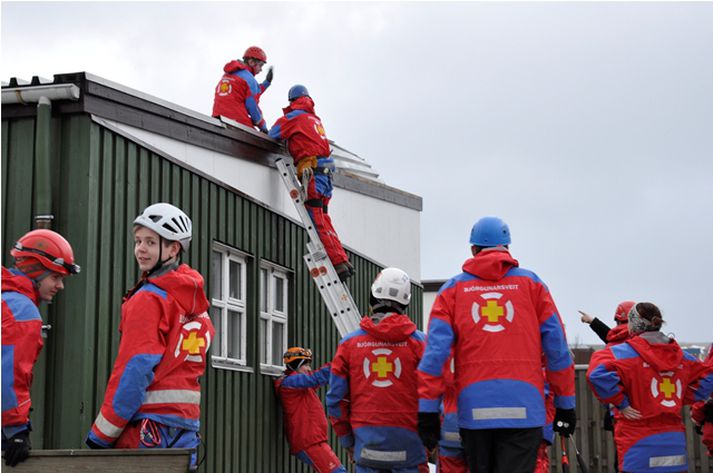 Björgunarmenn festa þakplötur á Rauðagerði.