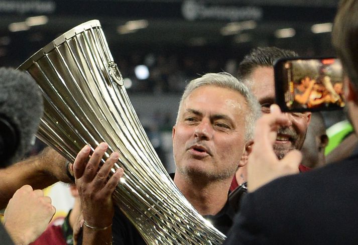 José Mourinho og lærisveinar hans í Roma urðu fyrsta liðið til að vinna Sambandsdeild Evrópu á seinasta tímabili. Þeir verða í pottinum þegar dregið verður í riðla Evrópudeildarinnar í dag.