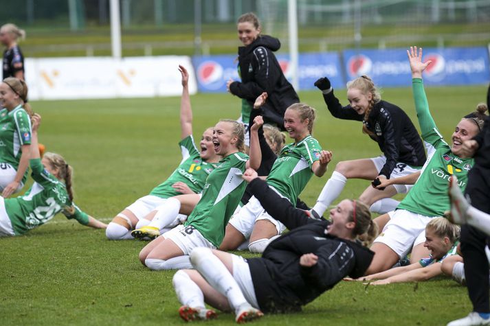 Leikmenn Breiðabliks fagna sigrinum á Þór/KA. Blikar eru einum sigri frá Íslandsmeistaratitlinum.