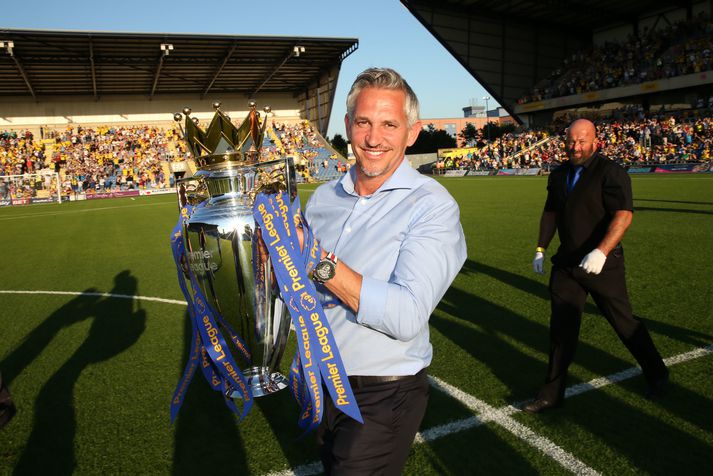 Gary Lineker með Englandsmeistarabikarinn sem Leicester City vann fyrir fjórum árum.