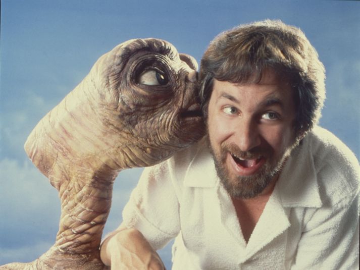Kvikmyndin E.T. the Extra-Terrestrial hét „Geimveran“ hér á Íslandi. Hér má sjá leikstjóra myndarinnar, Steven Spielberg, ásamt líkaninu sem er til sölu.