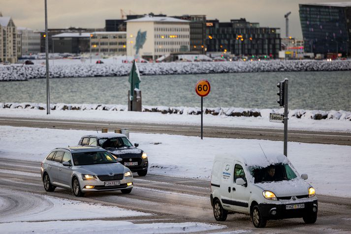 Snjóinn á höfuðborgarsvæðinu leysti um helgina en með næturfrostinu hefur myndast hálka og hættulegar aðstæður víða í borginni.