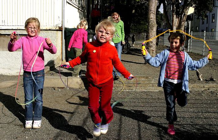 Um 350 börn bíða þess nú að fá pláss á frístundaheimilum borgarinnar.
