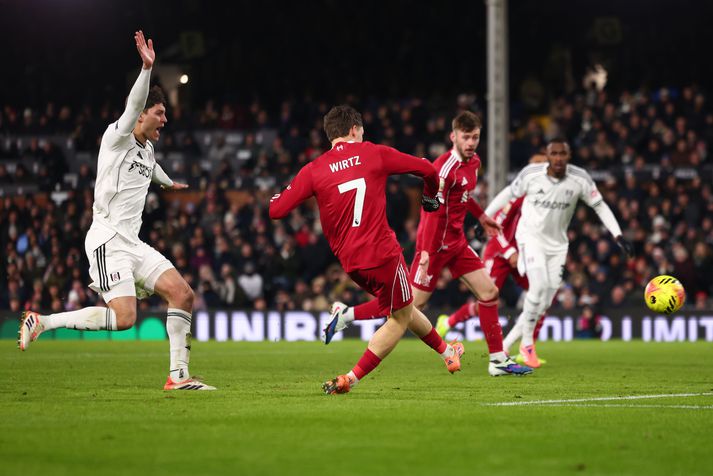 Florian Wirtz skorar hér markið sitt á móti Fulham en varnarmaður Fulham heimtar rangstöðu.