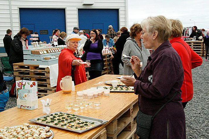 Frá Kátum dögum Hér er boðið upp á Ægiskræsingar og hvítvínstár við höfnina.