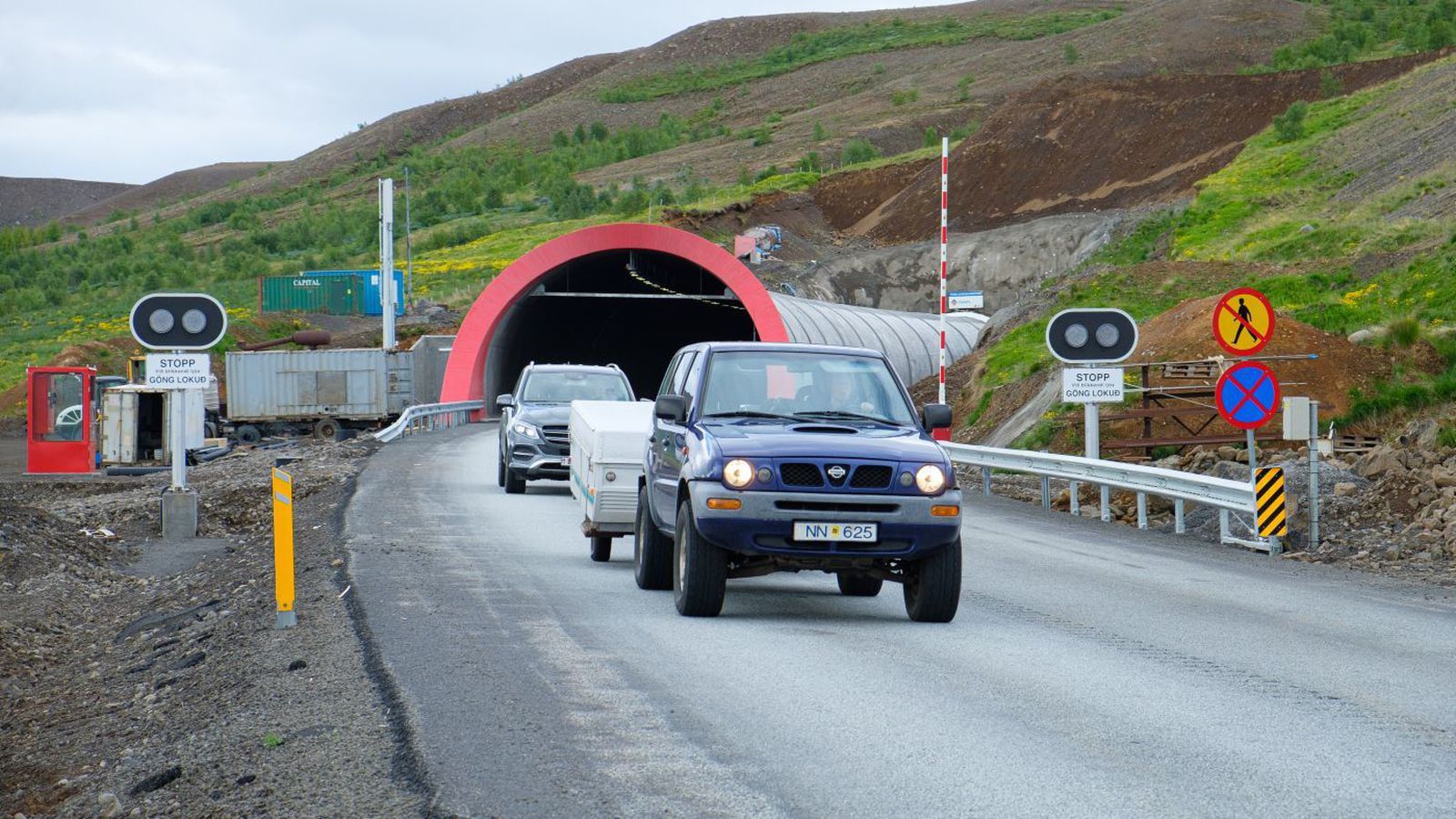 Bíll og mótor­hjól skullu saman við Vaðlaheiðargöng