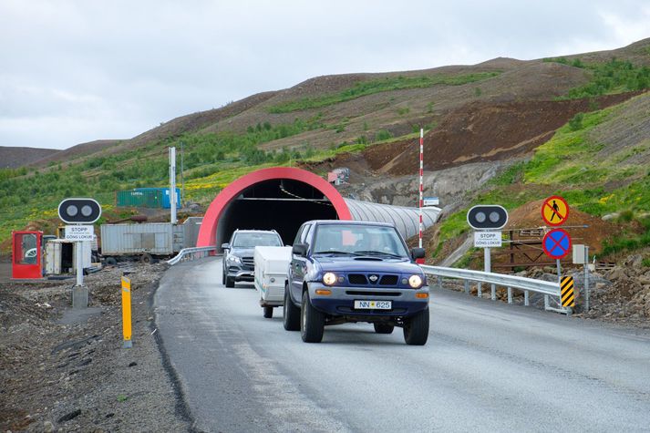 Upphafleg kostnaðaráætlun Vaðlaheiðarganga hljóðaði upp á 8,7 milljarða króna á verðlagi ársins 2011 en þegar upp var staðið kostuðu göngin um 17 milljarða króna sem fengust í formi láns frá ríkissjóði.