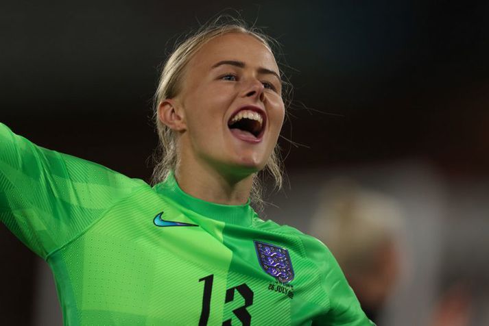 Hannah Hampton fagnar Evrópumeistaratitli Englands á Wembley í sumar.