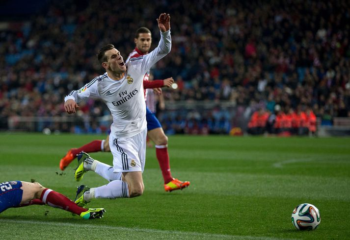 Gareth Bale fiskar hér seinna víti Real Madrid í kvöld.