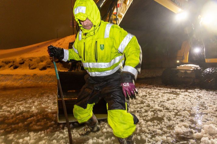 Starfsmenn Kópavogsbæjar að störfum á Fífuhvammsvegi að óveðri loknu.