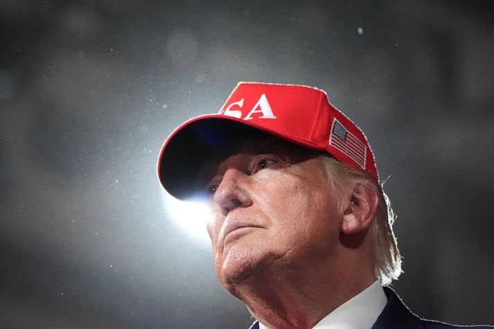 Donald Trump segir að Hasan verði tekinn af lífi með aftökusveit, eins og til stóð. Það verði þó ekki sýnt í beinni útsendingu.
