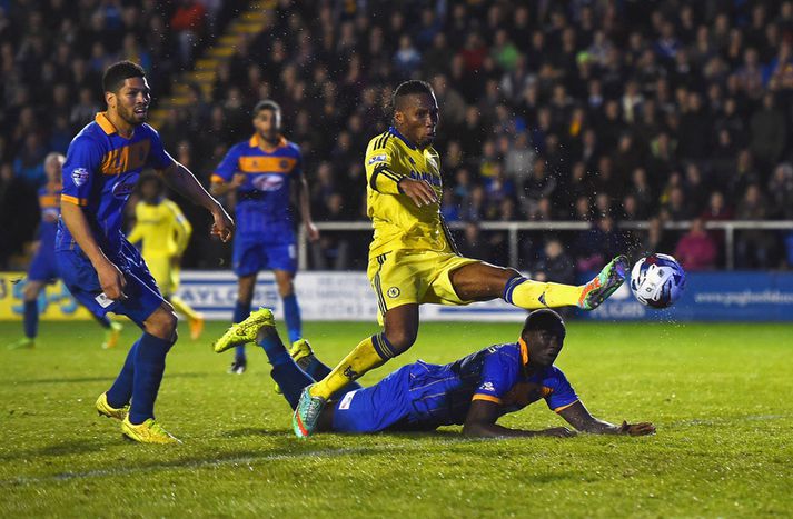 Drogba skorar mark sitt í kvöld.