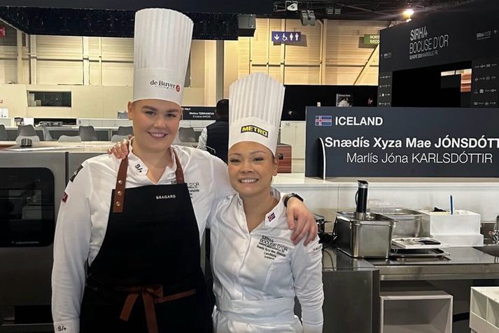 Marlís og Snædís tilbúnar í keppni. 