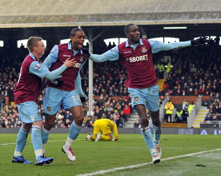 Carlton Cole fagnar marki í leik með West Ham