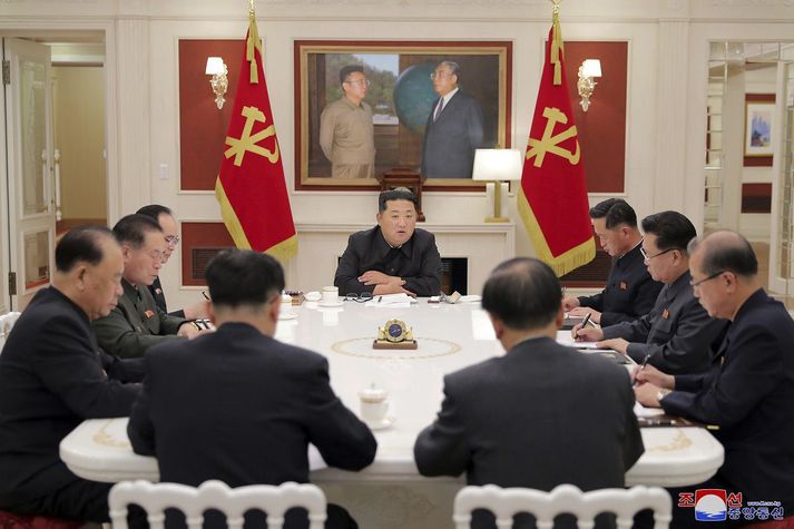 Kim Jong Un á fundi stjórnmálanefndar Verkamannaflokks Norður-Kóreu.