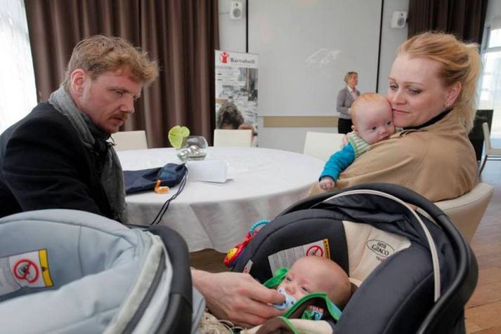 Katrín Júlíusdóttir og Bjarni Bjarnason eiginmaður hennar með tvíbura sína.