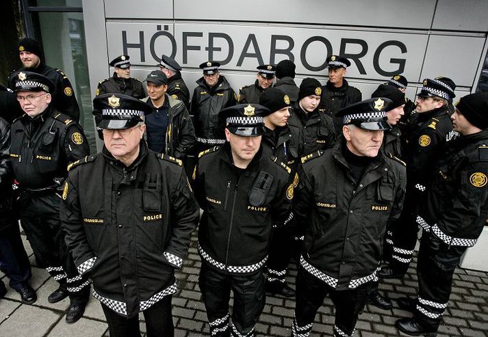 Í fyrravor söfnuðust lögreglumenn saman við húsnæði Ríkissáttasemjara til mótmæla.
Fréttablaðið/pjetur