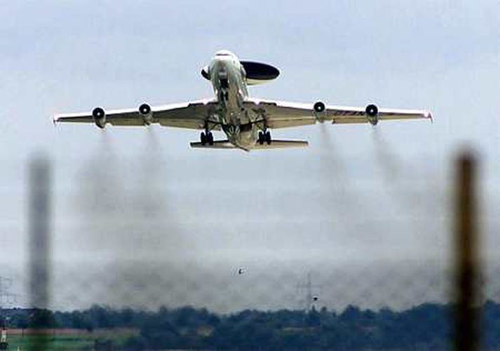 AWACS vél á vegum NATO hefur sig til flugs.