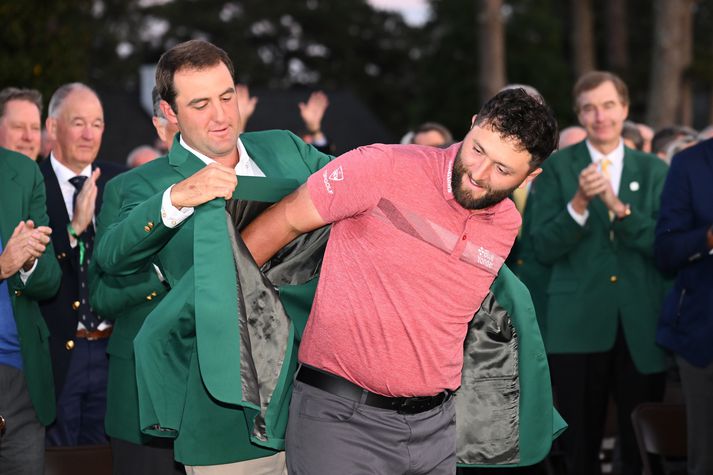  Jon Rahm fékk að klæðast hinum eftirsótta græna jakka eftir sigur hans á Augusta í apríl síðastliðnum.