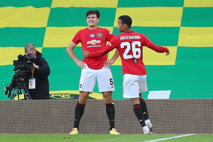 Maguire fagnar sigurmarkinu ásamt einum af sex varamönnum United, Mason Greenwood, í dag.