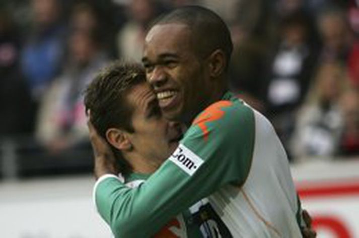 Miroslav Klose gefur félaga sínum Naldo gott knús eftir að hann skoraði þrennu í dag