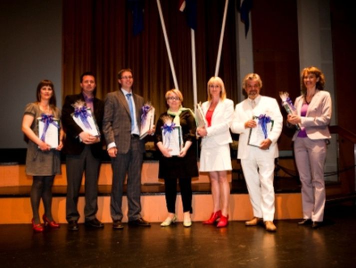 Dúxarnir við útskrift: Þorbjörg Árnadóttir í Þjónustustjórnun, Gunnar Sigurðsson og Bjarni Páll Tryggvason sem fengu báðir verðlaun í Verkefnastjórnun - Leiðtogaþjálfun, Guðný Árnadóttir í Rekstrar- og viðskiptafræði, Ásbjörg Högnadóttir í Löggildingu fasteigna-, fyrirtækja- og skipasala, Björn Erik Westergreen í Markaðssamskiptum - stefnumörkun og framkvæmd og Anna Hermannsdóttir í Mannauðsstjórnun.