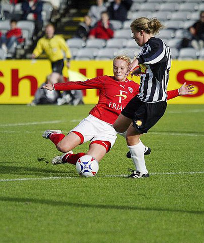 Margrét Lára Viðarsdóttir og Katrín Ómarsdóttir berjast í leik liðanna í fyrra.