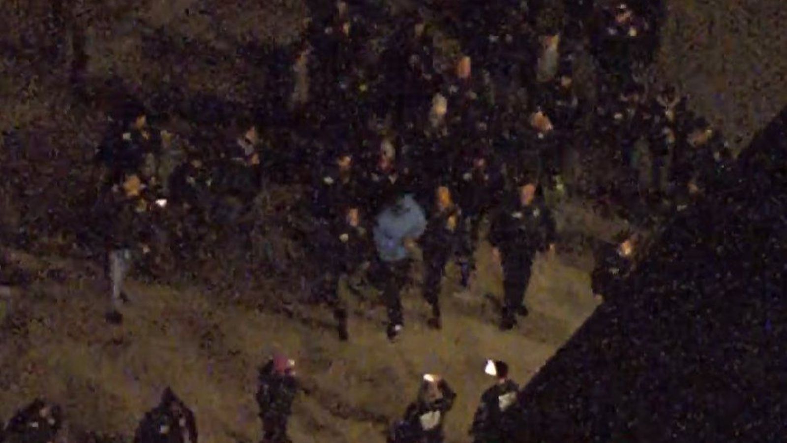 Leiddur frá borði hlekkjaður og með bundið fyrir augu