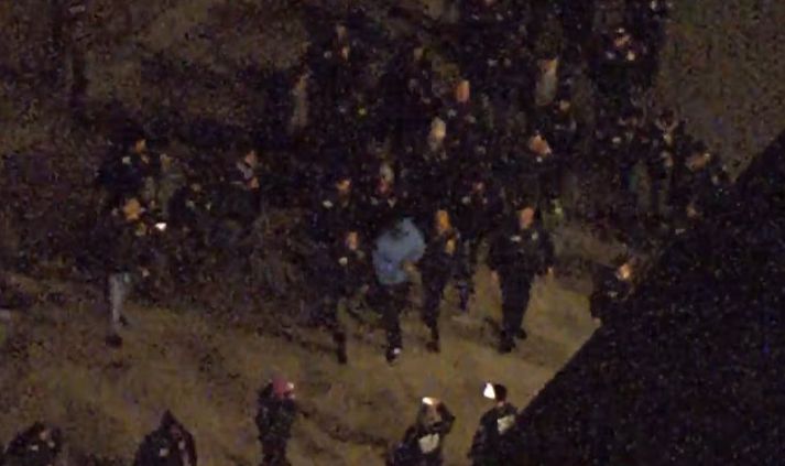 Myndin er tekin úr þyrlu á vegum NBC. Maduro er væntanlega þessi bláklæddi maður með bundið fyrir augun fyrir miðju myndarinnar.