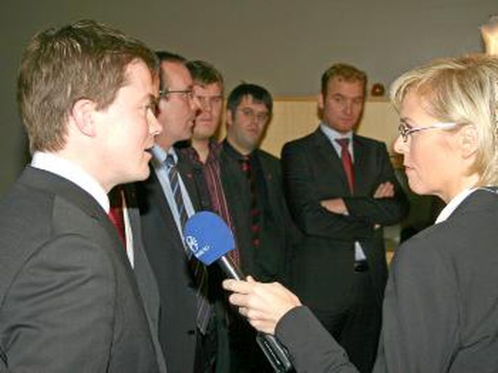 Frambjóðendur ræða við Jóhönnu Vígdísi Arnardóttur, fréttamann.