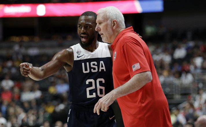 Kemba Walker fer yfir málin með þjálfaranum Gregg Popovich.