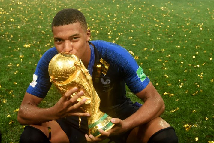 Frakkar hafa verið í síðustu tveimur úrslitaleikjum á HM en hér kyssir kornungur Kylian Mbappe bikarinn eftir sigur Frakka á HM í Rússlandi 2018.